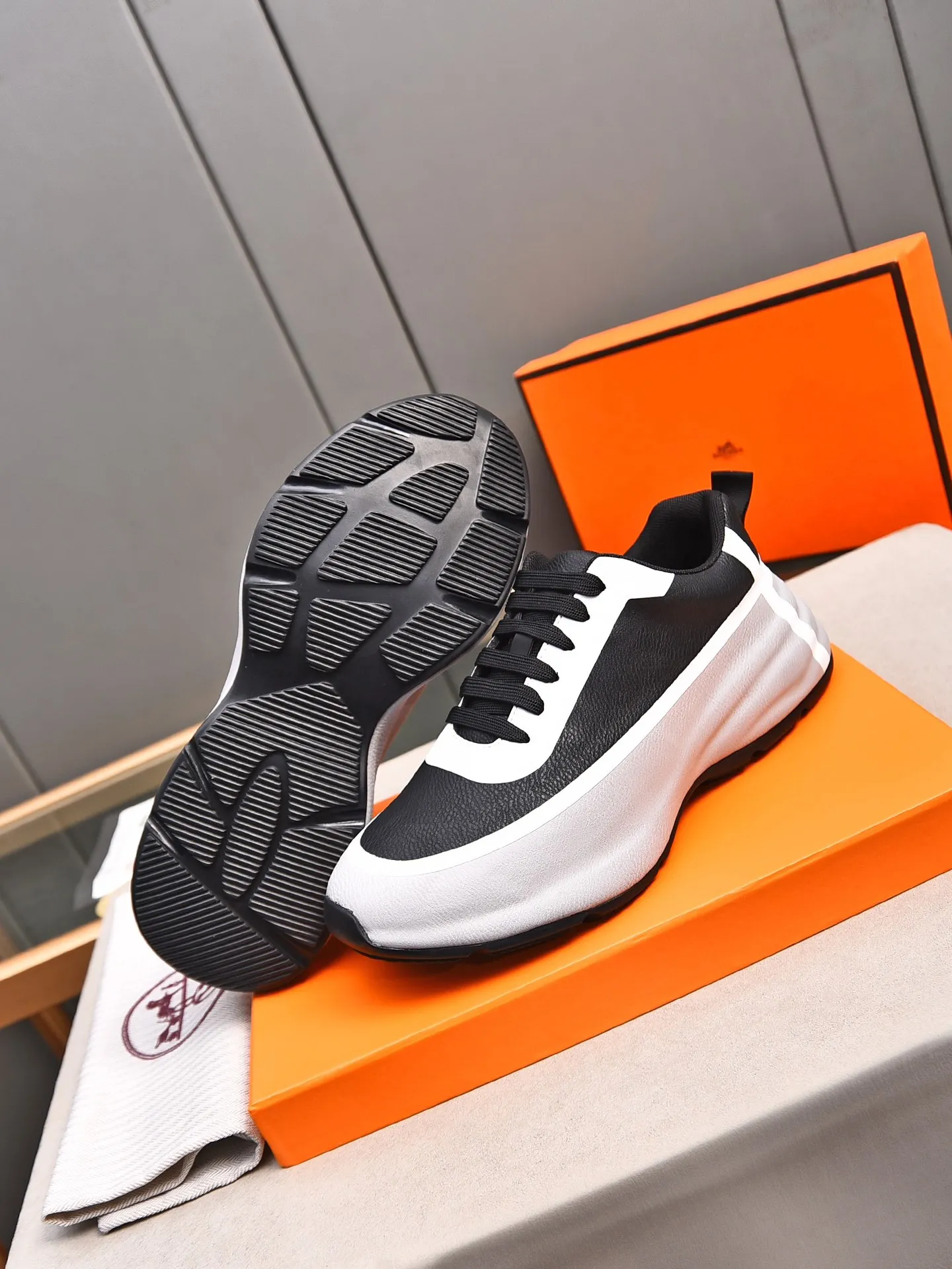 Men's shoes 💰560 [Hermes] New sports shoes Hermès are the most comfortable shoes, no one else⃣️, very light on the feet and very good-looking, you will not feel tired when you go shopping and running around 👍 Very light and comfortable, extremely light, suitable for both sports and leisure, and feel great when stepping on them! It’s up to you to choose, there’s always what you want~ ✔️Material: imported first-layer cowhide ✔️Inner lining: breathable mesh ✔️Outsole: genuine leather bottom ✔️Size: Men’s 38-44 (45 custom-made)